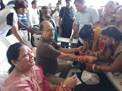 फर्रुखाबाद में पूर्व एमएलसी मनोज अग्रवाल को सैकड़ों बहनों ने बांधी राखी, मुस्लिम बहनों की भी रही बड़ी संख्या