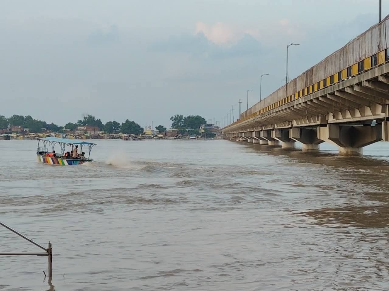 फर्रुखाबाद में गंगा खतरे के निशान से ऊपर, प्रशासन सतर्क।