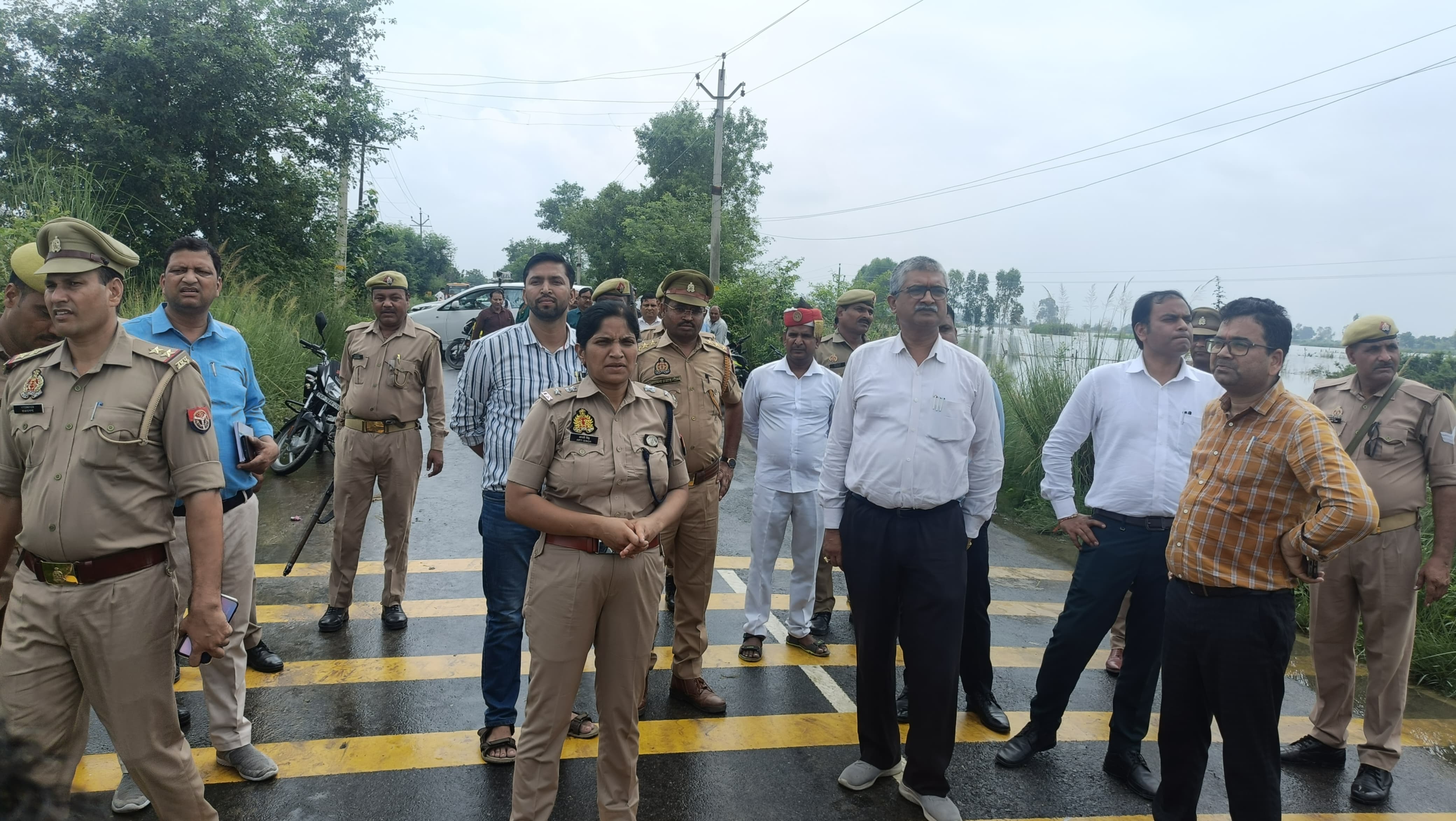फर्रुखाबाद:बाढ़ प्रभावित क्षेत्रों का जिलाधिकारी व पुलिस अधीक्षक ने किया निरीक्षण।