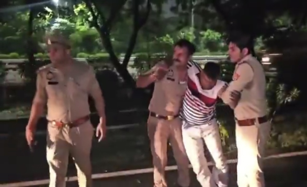 नोएडा पुलिस की बड़ी कार्रवाई: मोबाइल टावरों की ARU चोरी करने वाले गिरोह के बदमाशों के पैर में लगी गोली