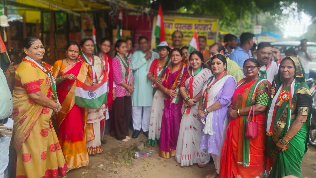 फर्रुखाबाद:फतेहगढ़ में भव्य तिरंगा यात्रा का आयोजन, देशभक्ति के नारों से गूंजा शहर।