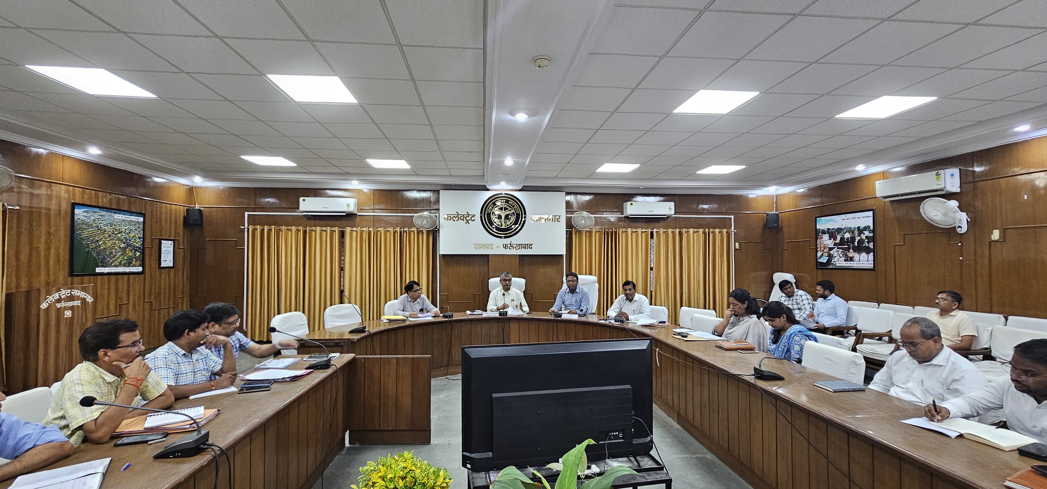 फर्रुखाबाद: सीएम डैशबोर्ड जुलाई समीक्षा बैठक, कई विभागों की रैंकिंग पर नाराज हुए जिलाधिकारी
