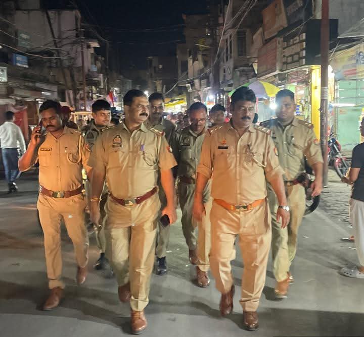 फर्रुखाबाद में पुलिस की पैदल गश्त, सुरक्षा एवं कानून व्यवस्था पर विशेष नजर।