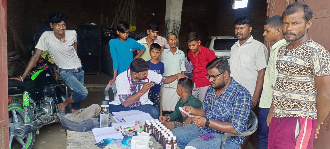 फर्रुखाबाद:बाढ़ प्रभावित बदनपुर में निःशुल्क होम्योपैथिक चिकित्सा शिविर, 185 मरीजों को मिला उपचार।
