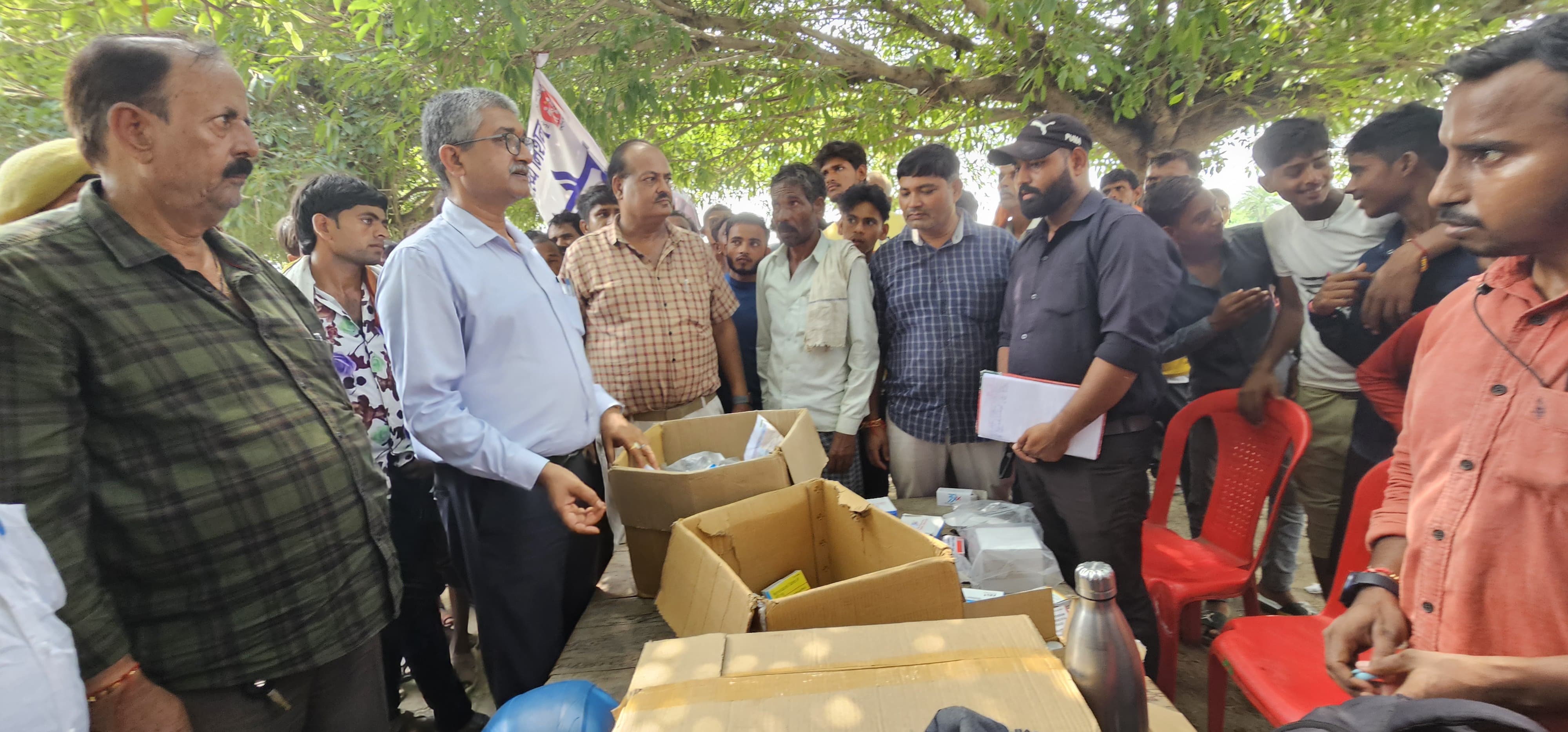 फर्रूखाबाद:जिलाधिकारी ने बाढ़ प्रभावितों को राहत सामग्री और भोजन वितरित किया।