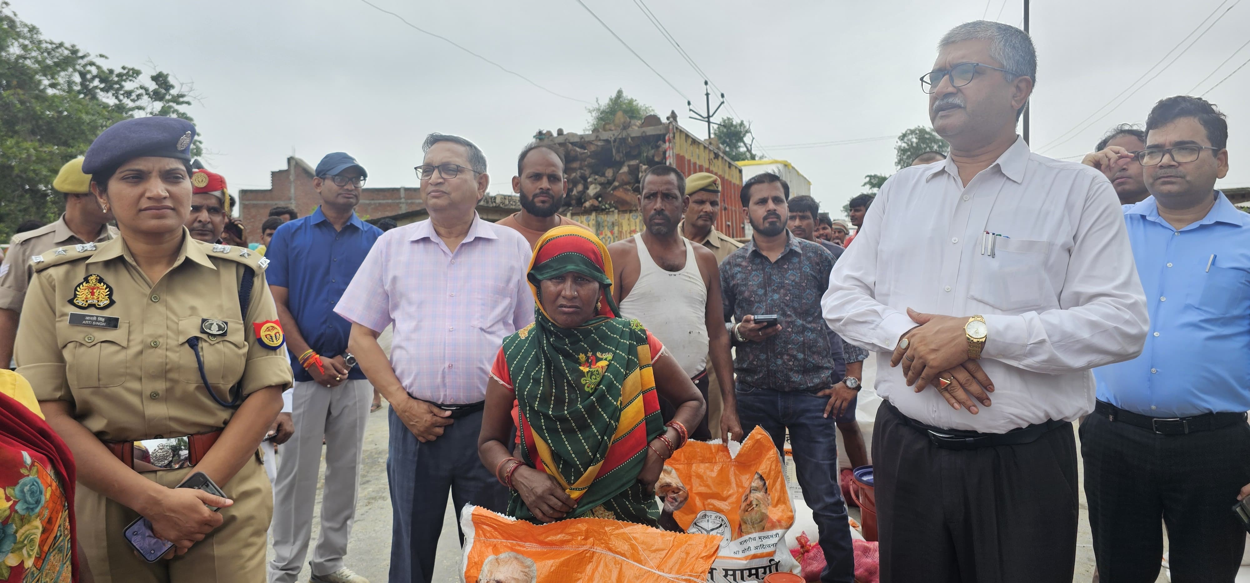 फर्रुखाबाद में जिलाधिकारी व पुलिस अधीक्षक ने बाढ़ प्रभावितों को राहत सामग्री वितरित की