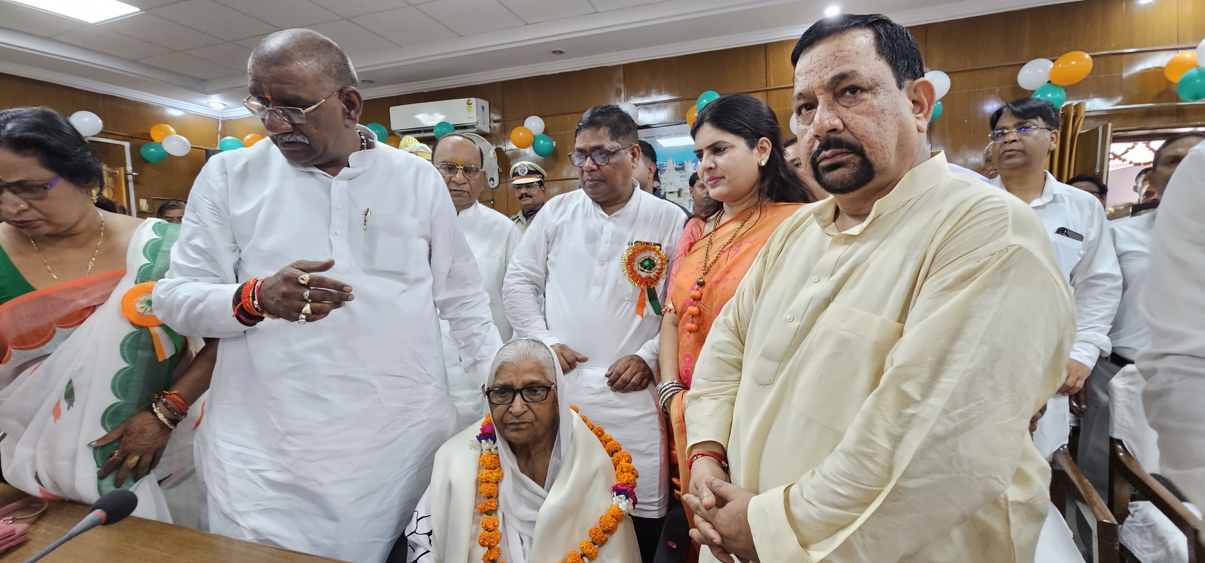 फर्रुखाबाद में 79वें स्वतंत्रता दिवस पर सांसद व राज्य मंत्री ने किया ध्वजारोहण, स्वतंत्रता सेनानियों को किया सम्मानित