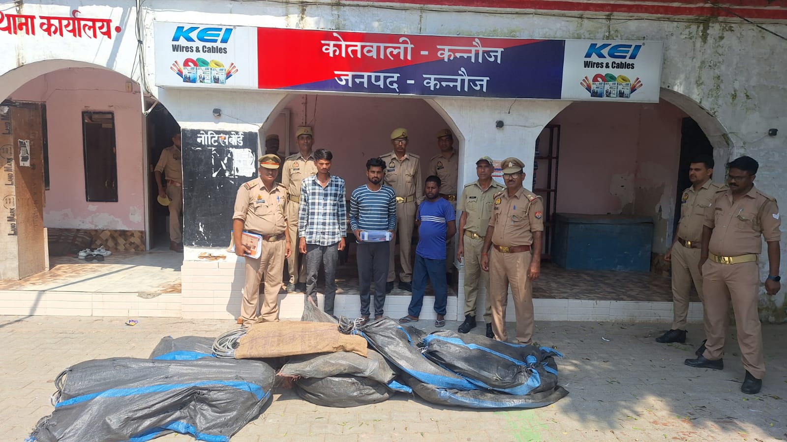 कन्नौज पुलिस ने विद्युत केबिल चोरी करने वाले शातिर गिरोह का किया खुलासा, तीन अभियुक्त गिरफ्तार