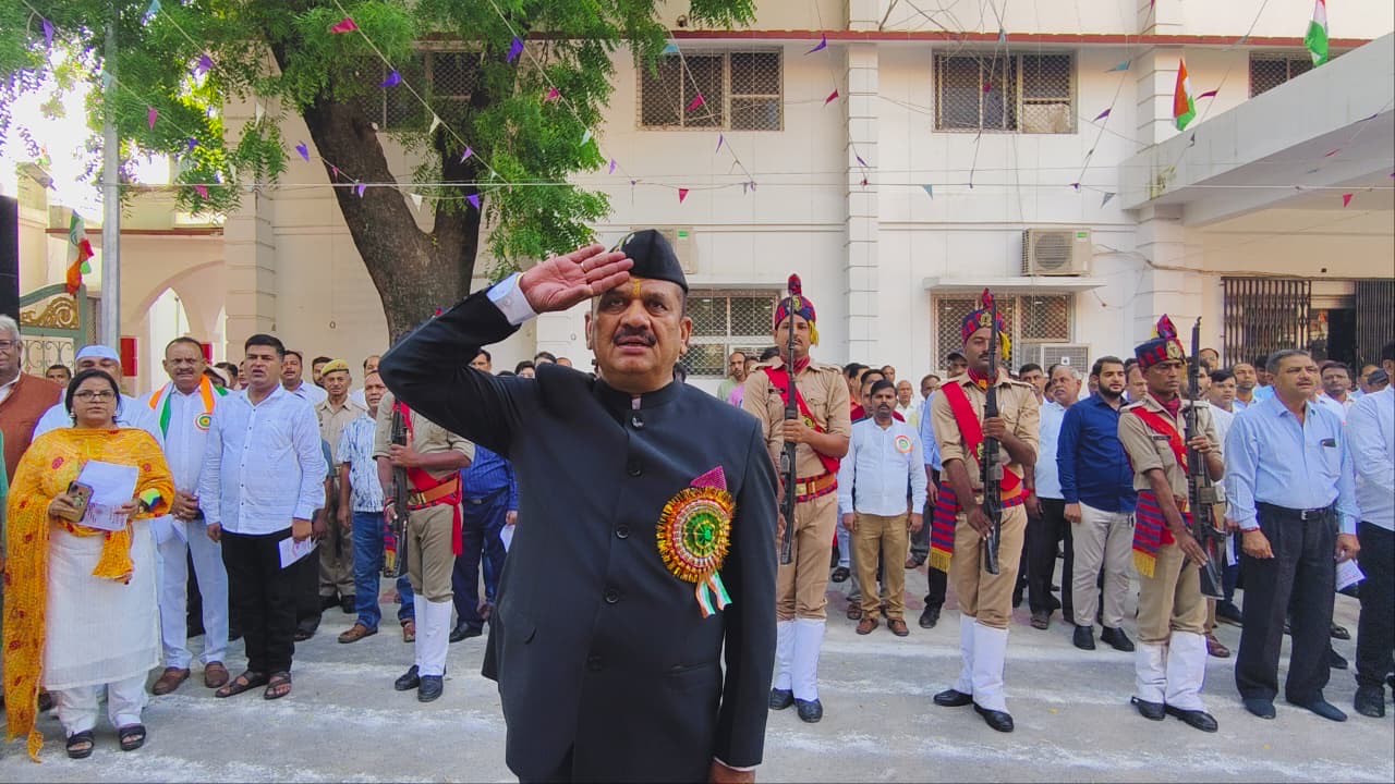जौनपुर में 79वां स्वतंत्रता दिवस धूमधाम से मनाया गया,कलेक्ट्रेट परिसर में बच्चों ने बनाई रंगोली