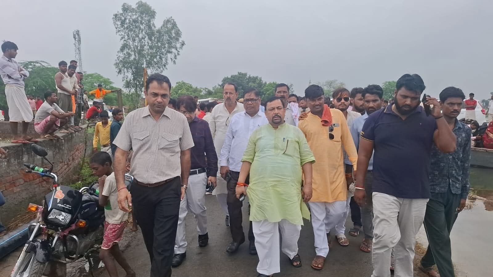फर्रुखाबाद:सांसद मुकेश राजपूत ने किया बाढ़ प्रभावित क्षेत्रों का दौरा, ग्रामीणों को दिलाई राहत सामग्री