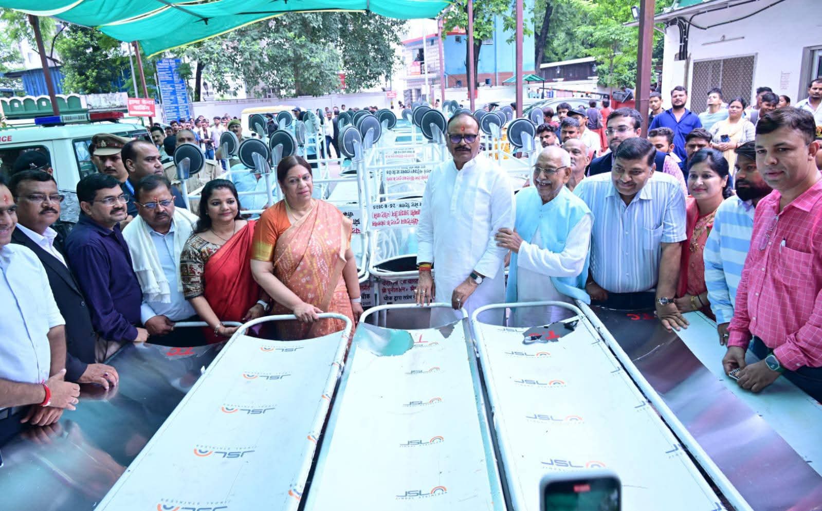 लखनऊ:उपमुख्यमंत्री बृजेश पाठक ने केजीएमयू को मिली 30 स्ट्रेचर, चंदारानी जैन चैरिटेबल ट्रस्ट का सराहनीय योगदान