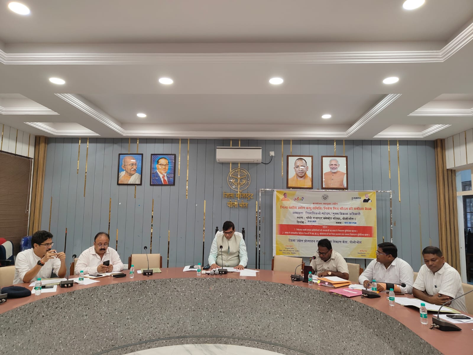 पीलीभीत:जिलाधिकारी की अध्यक्षता में जिला स्तरीय उद्योग व्यापार समिति की बैठक सम्पन्न हुई।