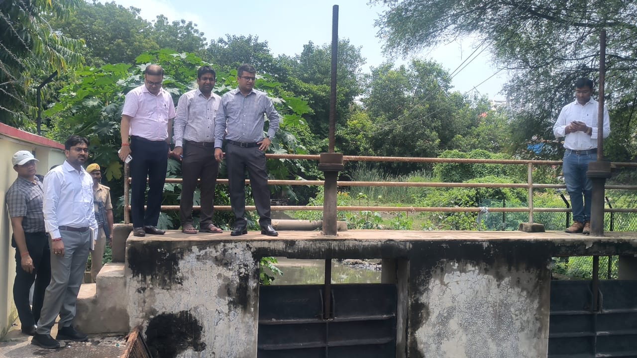 प्रयागराज : जिलाधिकारी ने बाढ़ प्रभावित बलुआ घाट, गऊ घाट, दुर्वासा घाट, ग्राम धोकरी उपरहार एवं मोरी पम्पिंग स्टेशन दारागंज का किया निरीक्षण