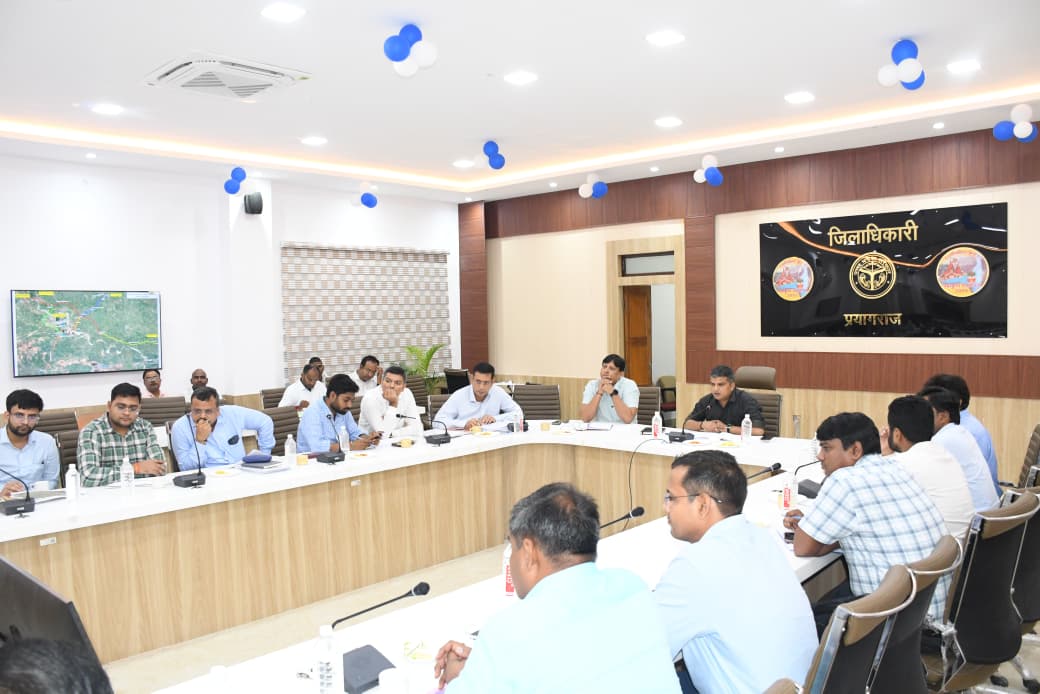 प्रयागराज : जिलाधिकारी के द्वारा निर्माणाधीन सड़कों, सेतुओं एवं प्रस्तावित प्रोजेक्टों के प्रगति की समीक्षा की