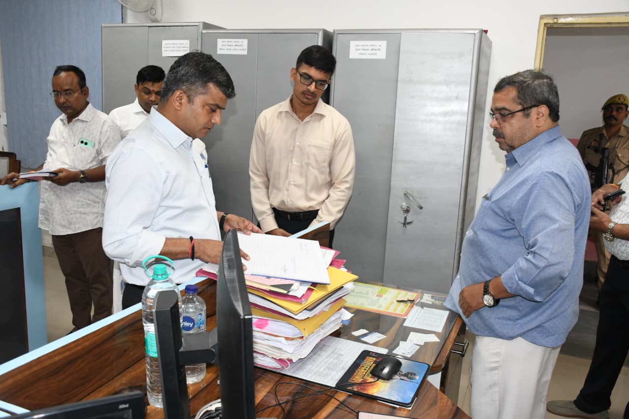 प्रयागराज :जिलाधिकारी ने विकास भवन का किया औचक निरीक्षण