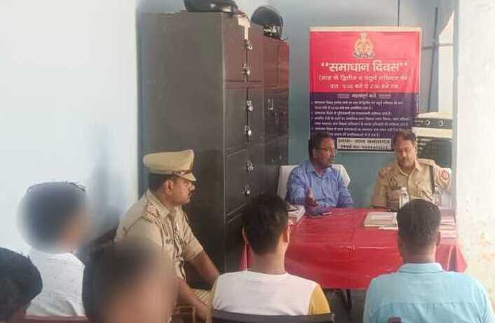 फर्रुखाबाद:फतेहगढ़ कोतवाली में थाना समाधान दिवस पर फरियादियों की समस्याओं का निस्तारण