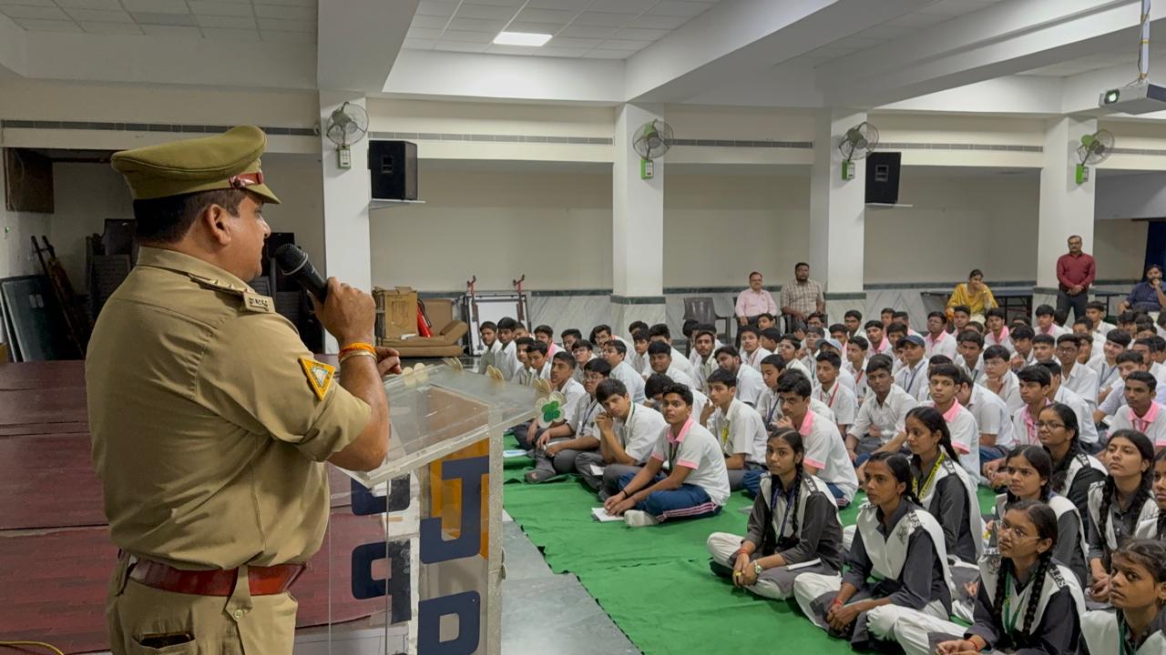 कन्नौज में यातायात पुलिस ने विद्यार्थियों को दिया सड़क सुरक्षा का संदेश