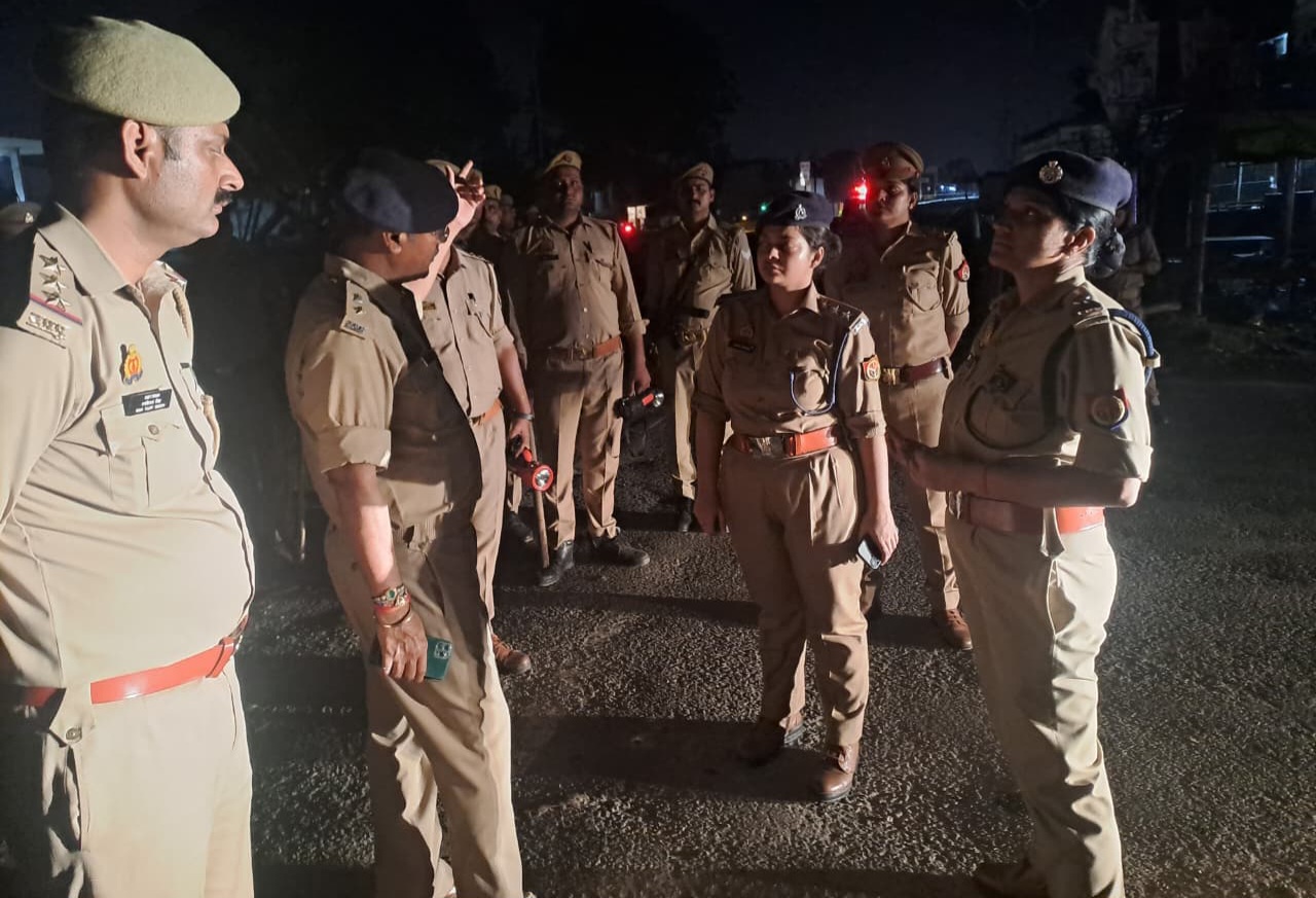 फर्रुखाबाद:पुलिस अधीक्षक का विशेष चेकिंग अभियान, कई अभियुक्त गिरफ्तार – अवैध तमंचा व शराब बरामद