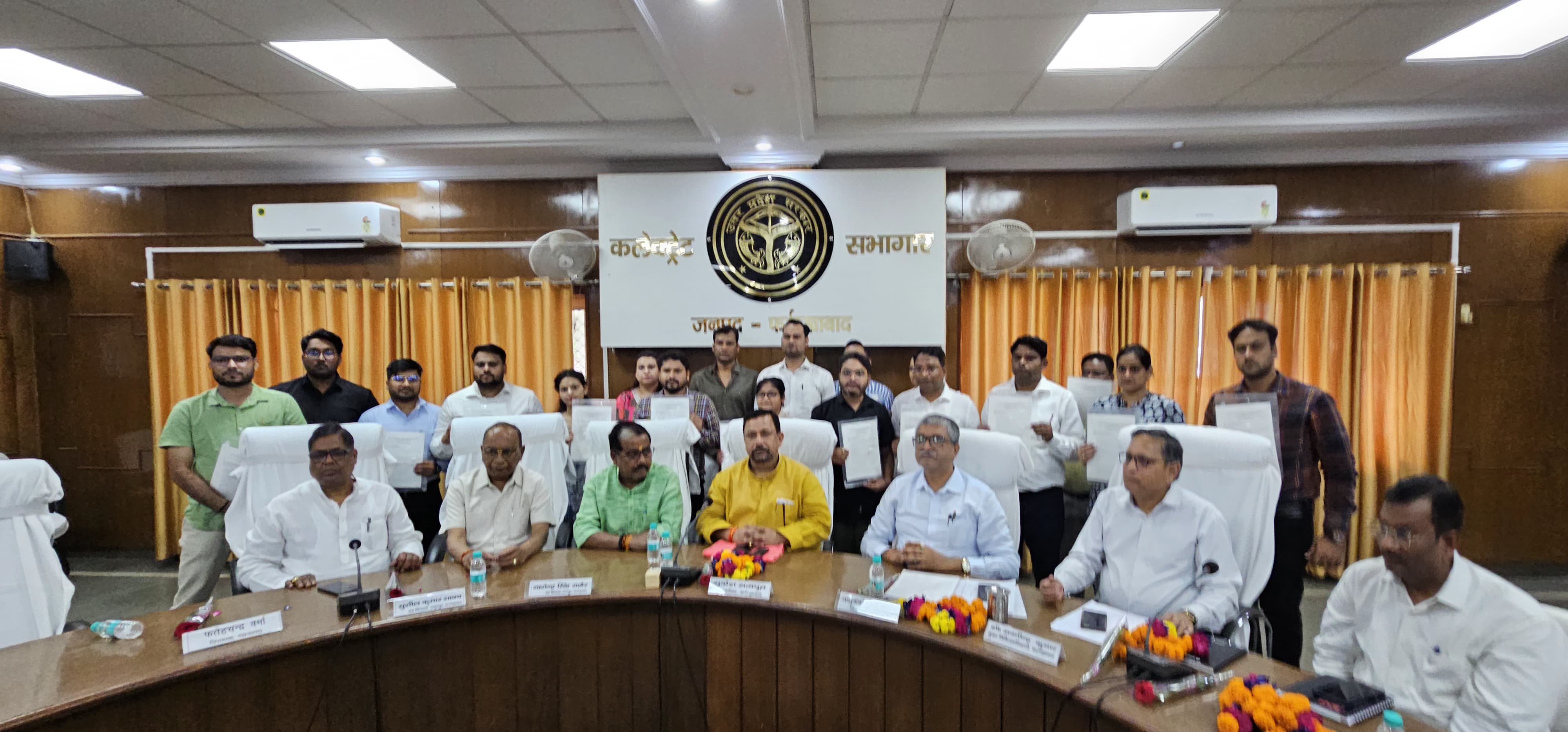 फर्रुखाबाद में 23 डॉक्टरों को मिला नियुक्ति पत्र, सांसद और विधायकों की मौजूदगी में हुआ वितरण।