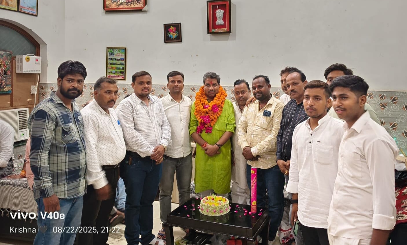 फर्रुखाबाद:भारतीय उद्योग व्यापार मंडल ने मनाया निवर्तमान भाजपा जिला अध्यक्ष रूपेश गुप्ता का जन्मदिन।