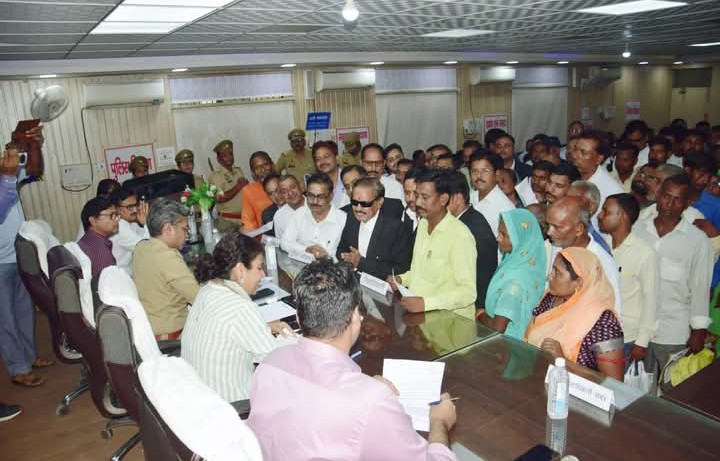 लखीमपुर खीरी : डीएम, एसपी की अध्यक्षता में तहसील सदर में सम्पूर्ण समाधान दिवस का किया गया आयोजन