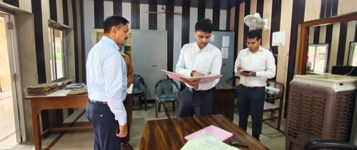 लखीमपुर खीरी : गोला ब्लॉक कुंभी में सीडीओ का औचक निरीक्षण,कई कर्मचारी मिले गैरहाजिर