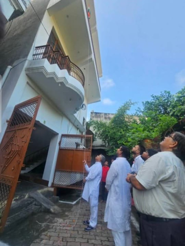 लखीमपुर खीरी : राष्ट्रीय स्वयंसेवक संघ कार्यालय गोला पर स्वतंत्रता दिवस के अवसर पर प्रांत प्रचारक अवध प्रांत ने किया ध्वजारोहण