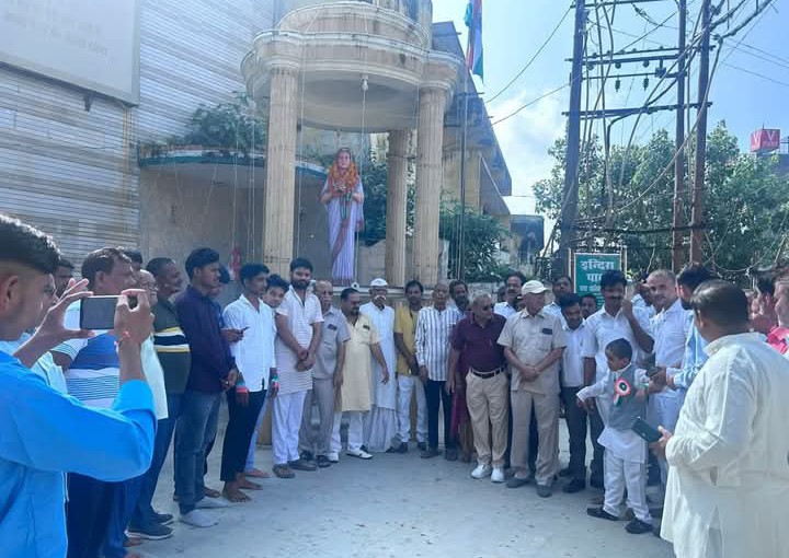 लखीमपुर खीरी : कांग्रेसियों ने गणतंत्र दिवस पर सदर चौराहा स्थित इंदिरा पार्क पर फहराया तिरंगा