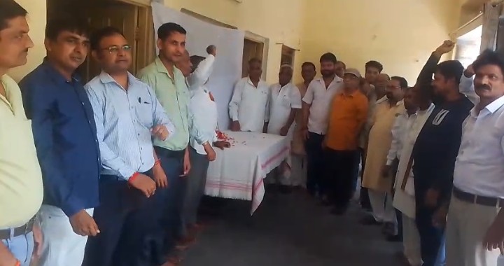 लखीमपुर खीरी : पूर्व प्रधानमंत्री राजीव गांधी की 81वी जयंती पर कांग्रेसियों ने श्रद्धांजलि अर्पित कर उनके महान योगदान को याद किया