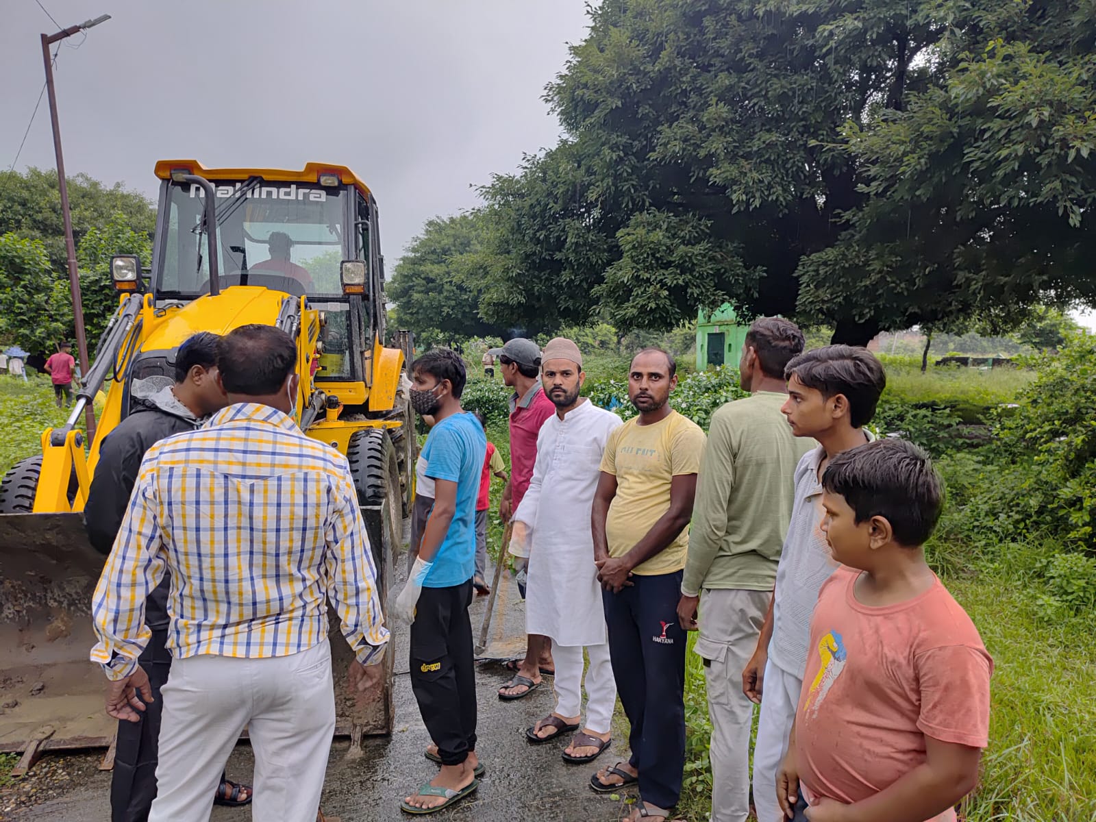 जनपद बरेली के कस्बा सिरौली कावड़ यात्रा की गाड़ी से कब्रिस्तान की बाउंड्री टूट