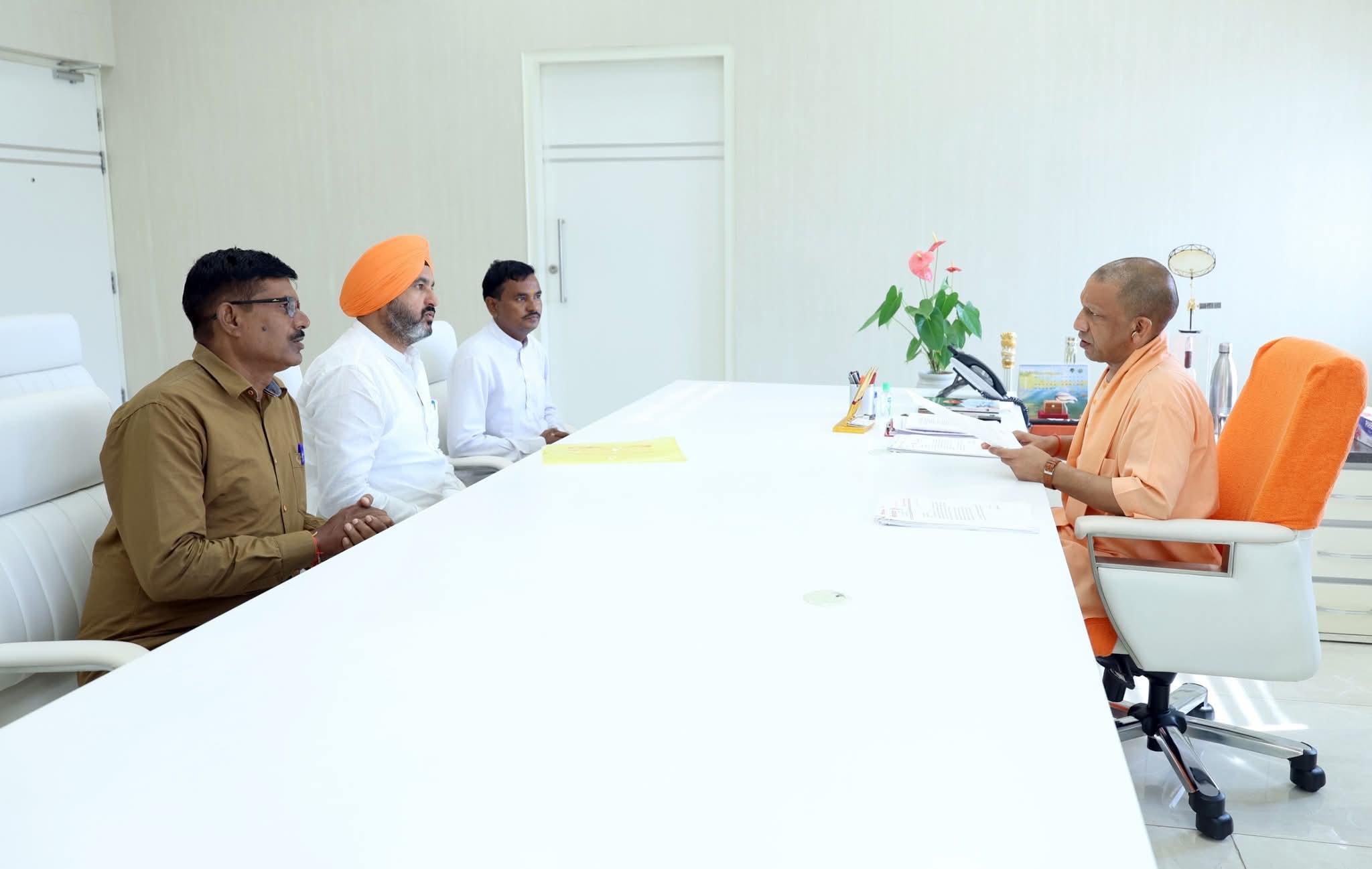 पीलीभीत : शिक्षामित्रों की समस्याओं को लेकर सीएम से की मुलाकात एसोसिएशन के प्रदेश अध्यक्ष ने सीएम को दी जानकारी