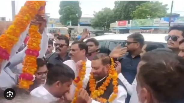 पूर्व मंत्री स्वामी प्रसाद मौर्य पर रायबरेली में हमला, युवक ने माला पहनाकर मारा थप्पड़ ?