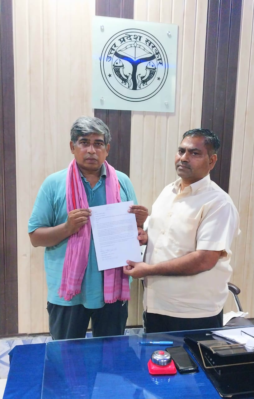 कासगंज :-राधे नगला से अलीपुर दादर रेलवे अंडरपास जाने वाली कच्ची सड़क को पक्का कराने की मांग को लेकर गंजडुंडवारा BDO को ज्ञापन सौंपा