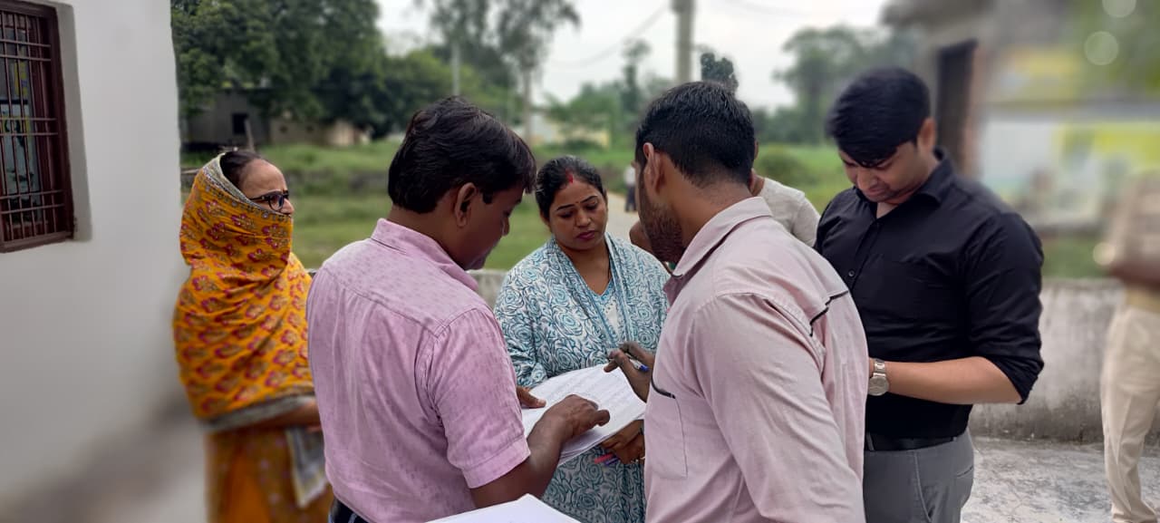 कासगंज:पंचायत निर्वाचन हेतु नियुक्ति किये गये बीएलओ द्वारा किये गये कार्यो की मौके पर समीक्षा की गयी