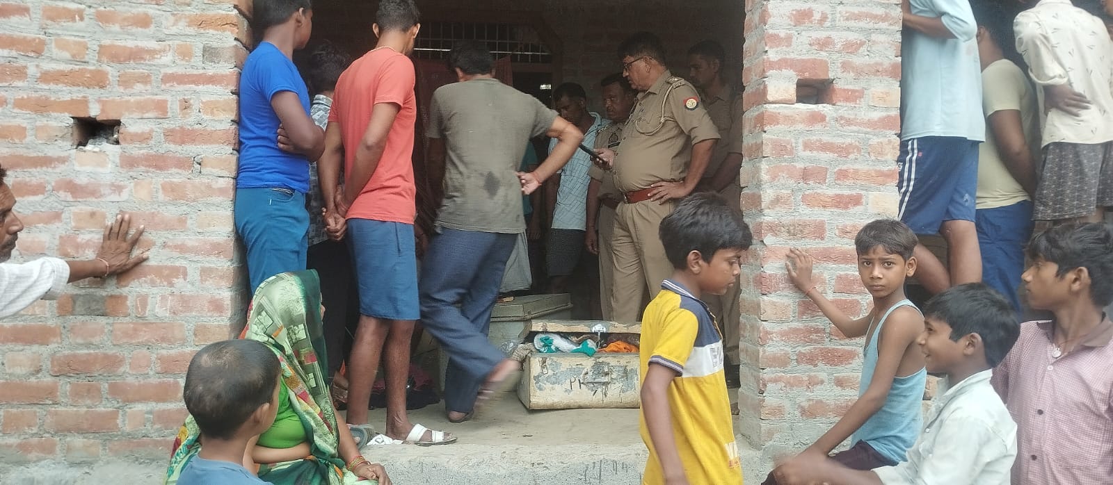 कासगंज: बदमाशों ने दो घरों में घुसकर चोरी की बारदात को अंजाम दिया