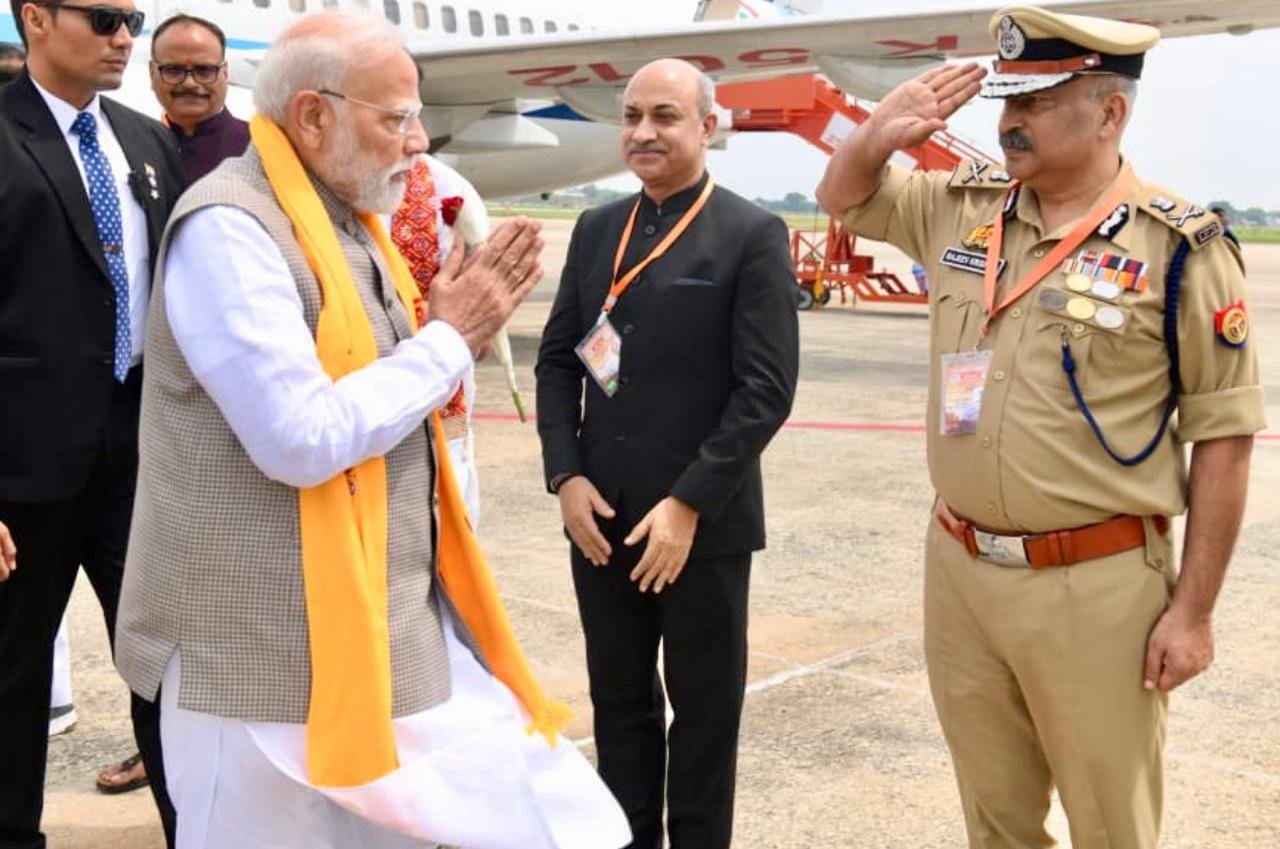 वाराणसी एयरपोर्ट पर डीजीपी राजीव कृष्ण ने किया प्रधानमंत्री मोदी का स्वागत