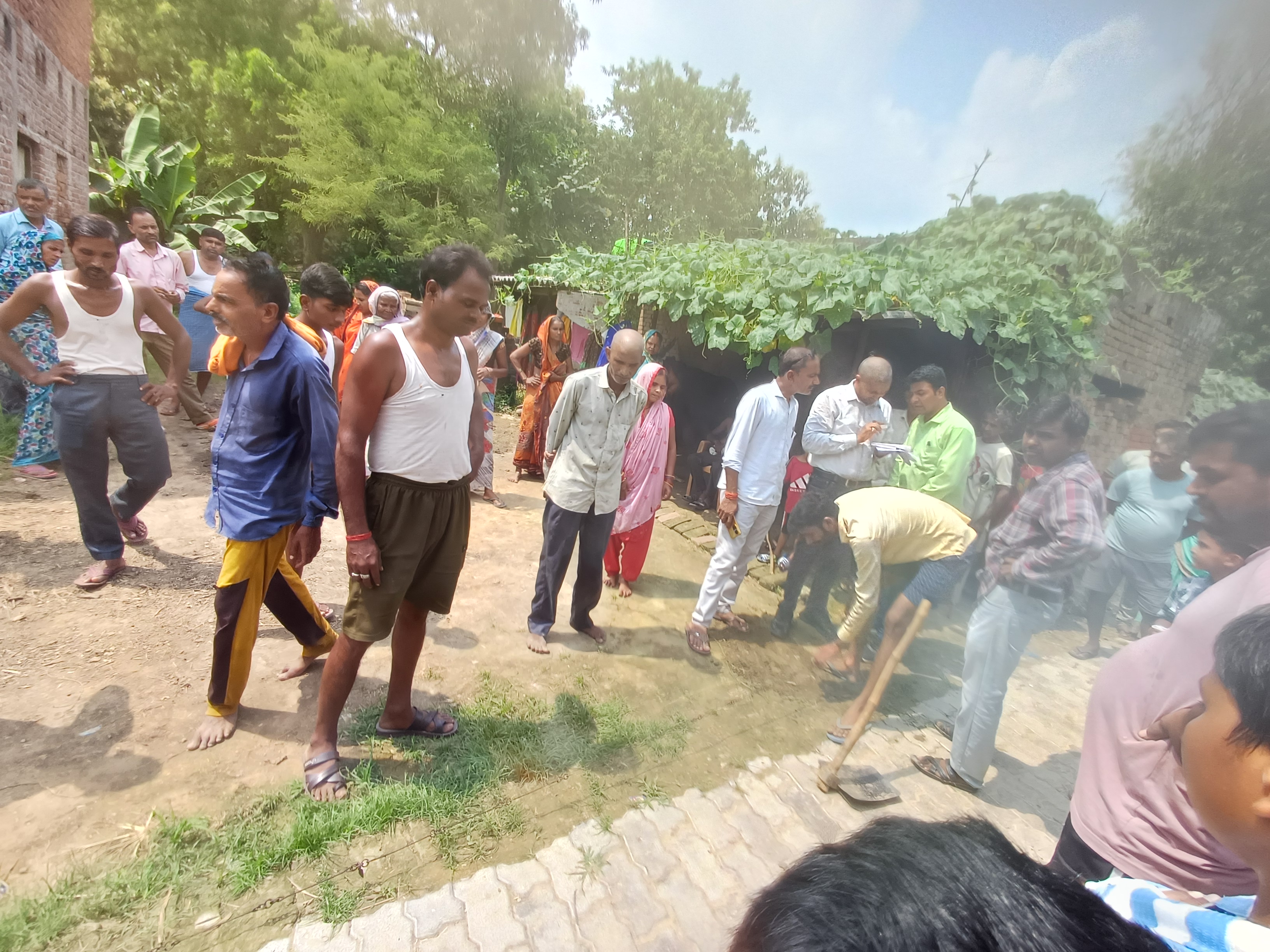 गोंडा में अवैध कब्जा से परेशान दिखे लोग