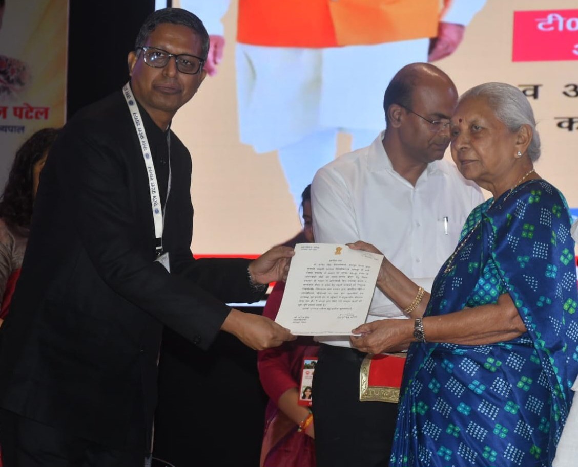 कानपुर देहात के डीएम कपिल सिंह को राज्यपाल ने प्रशस्ति पत्र देकर किया सम्मानित
