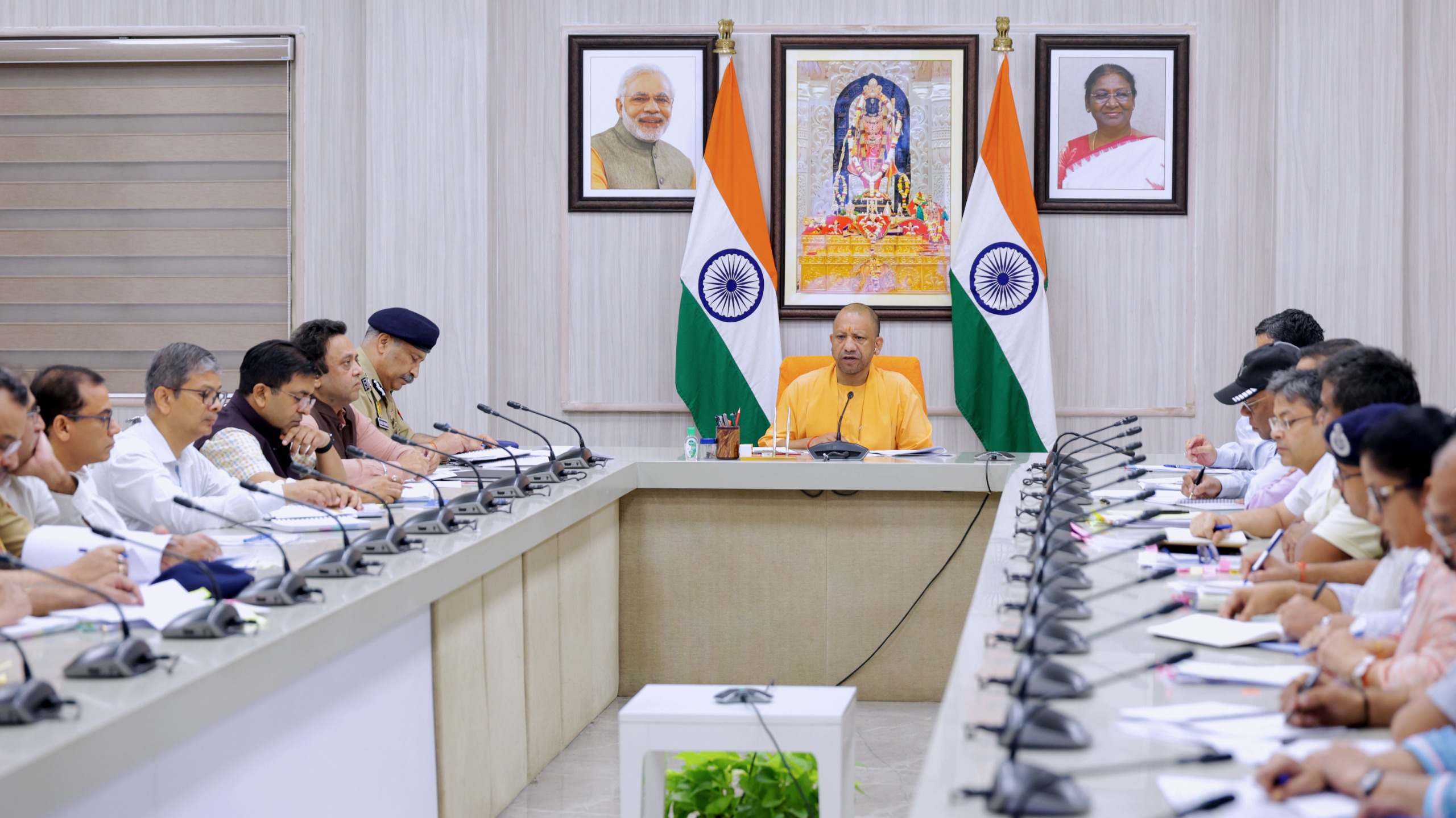 लखनऊ:सोशल मीडिया पर बढ़ाई जाए चौकसी, फेक अकाउंट और अफवाह फैलाने वालों पर कठोर कार्रवाई- सीएम योगी
