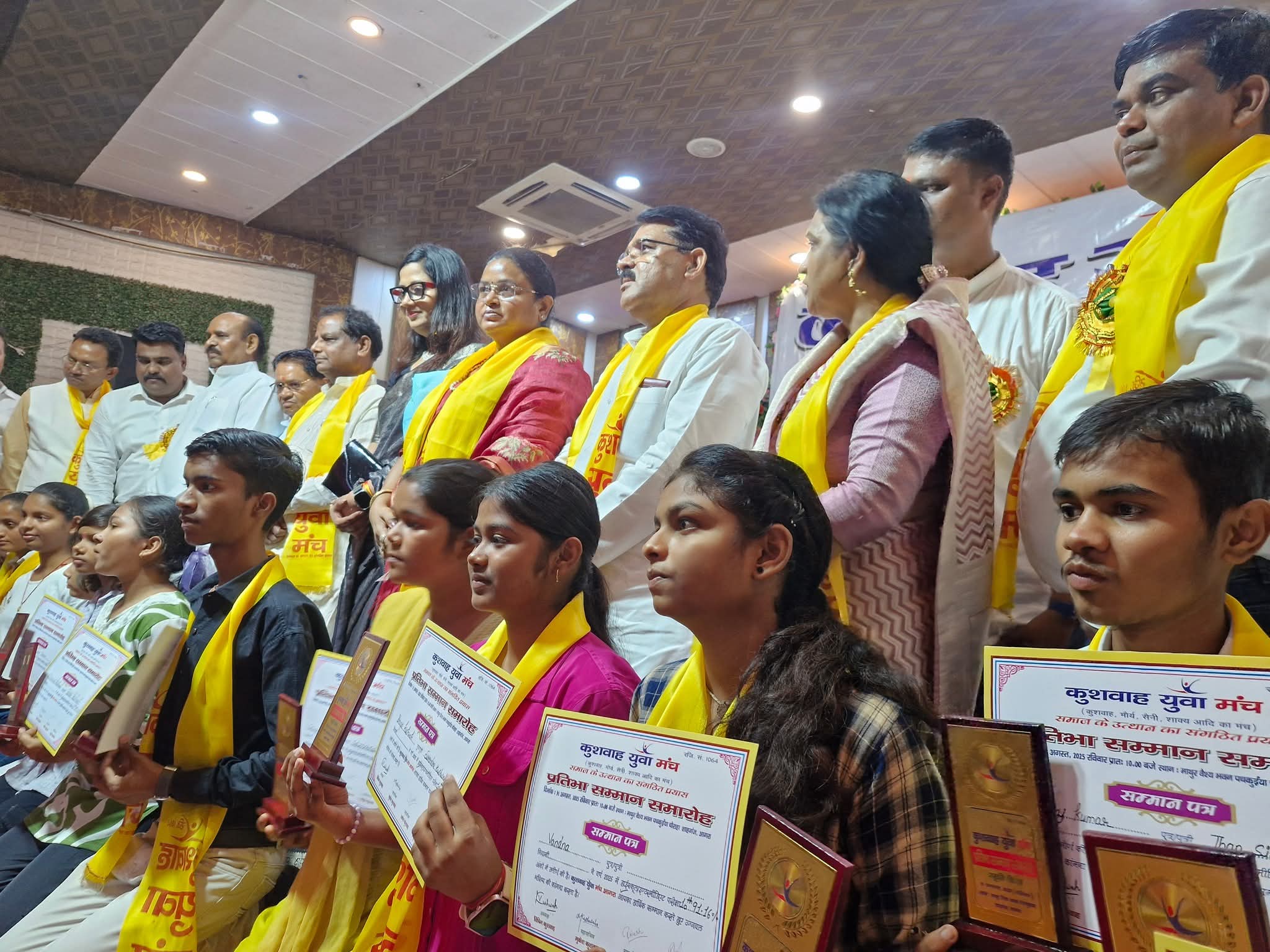 आगरा में कुशवाहा युवा मंच द्वारा मेधावी छात्र-छात्राओं का सम्मान समारोह आयोजित