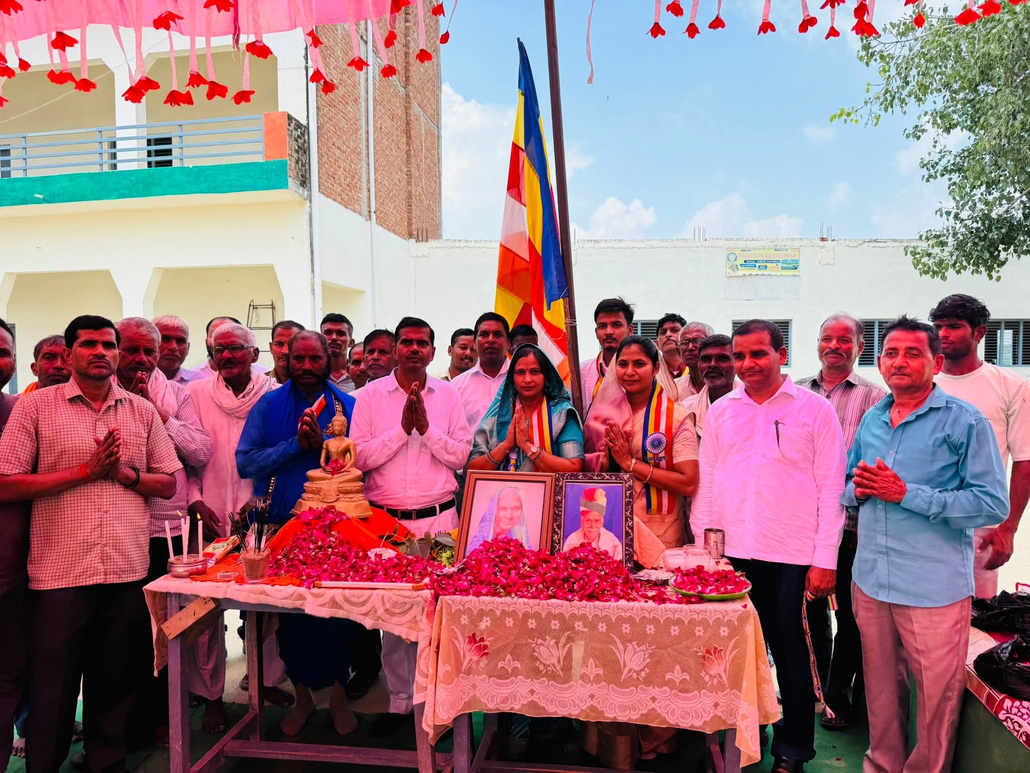 कन्नौज:प्रिया शाक्य ने भिक्षु संघ को कराया भोजन, खड़नी में आयोजित धम्म यात्रा व भोजनदान कार्यक्रम में हुई शामिल।