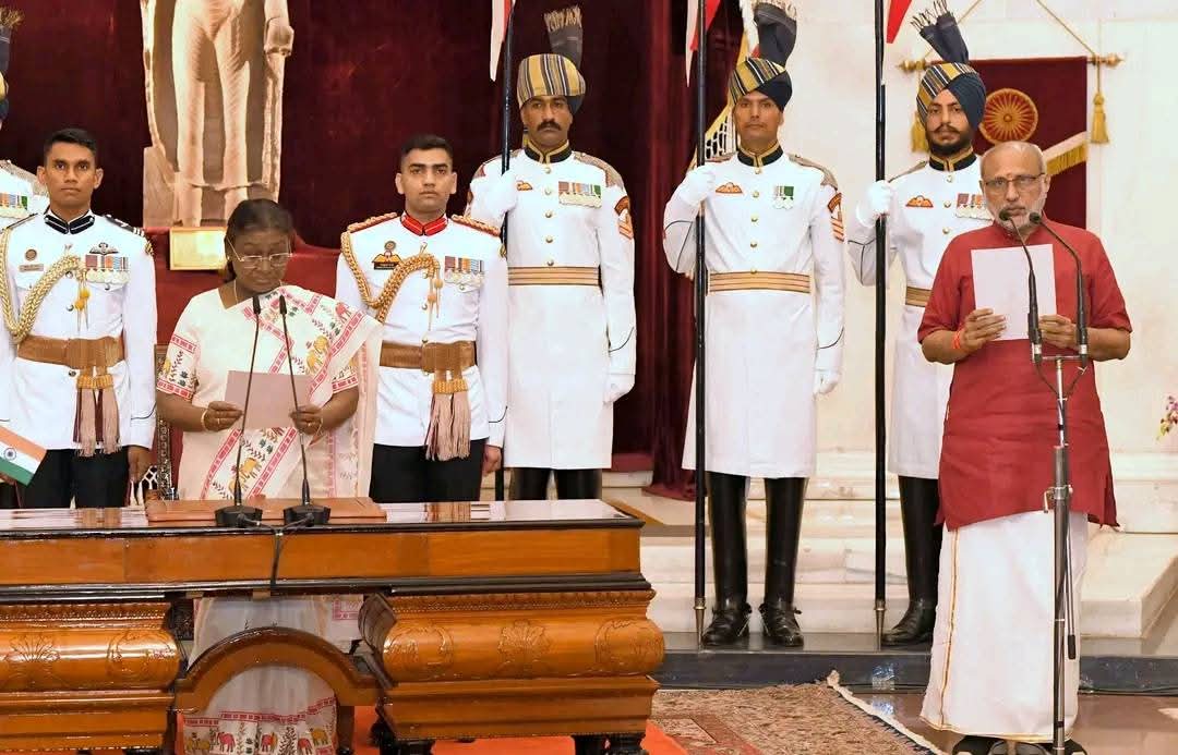 नई दिल्ली सी.पी. राधाकृष्णन बने भारत के 15वें उपराष्ट्रपति: राष्ट्रपति ने दिलाई गोपनीयता की शपथ।