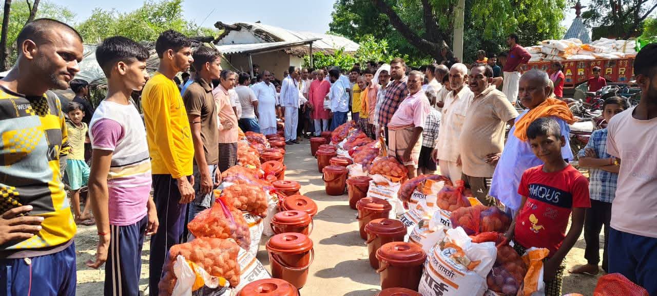 फर्रुखाबाद:अमृतपुर विधायक ने बांटी राहत सामग्री, बाढ़ पीड़ितों का दुख-दर्द साझा किया
