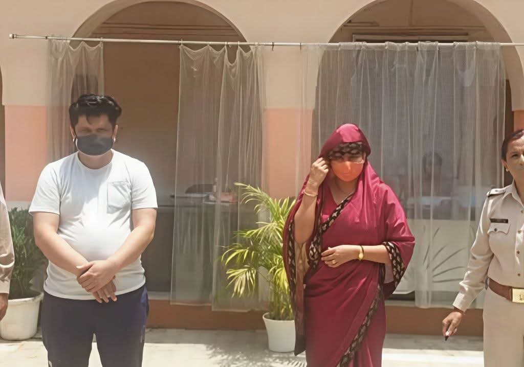 नई दिल्ली:जीवनसाथी डॉट कॉम पर बने दोस्ती के जाल में फंसे सरकारी कर्मचारी, पति-पत्नी निकले ब्लैकमेलर।