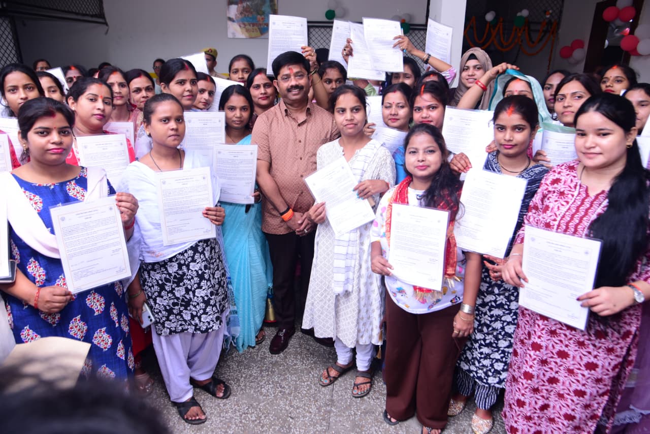 प्रयागराज: मंत्री नन्द गोपाल गुप्ता विधान सभा शहर दक्षिणी के लिए नवचयनित 40 आंगनबाड़ी कार्यकत्रियों को नियुक्ति पत्र का किया वितरण