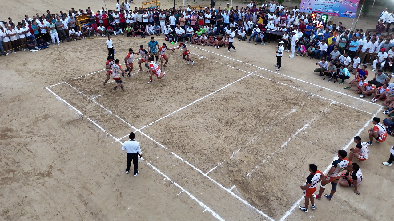वार्षिक कबड्डी कलस्टर प्रतियोगिता-2025 का समापन  को मुख्य अतिथि पुलिस आयुक्त कमिश्नरेट प्रयागराज के द्वारा किया गया।