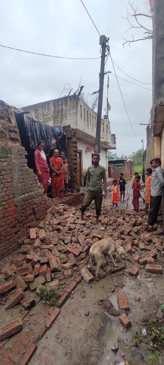 बरेली में बारिश का कहर भीमलौर रसूलपुर में नहीं मिला विधवा को सरकारी योजना का लाभ, लगातार बारिश से गिरा कच्चा मकान।