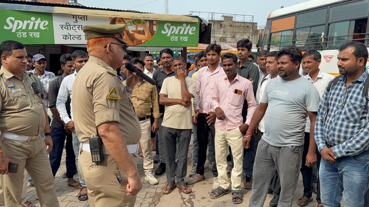 कन्नौज में चला "नो हेलमेट-नो फ्यूल" व राष्ट्रीय लोक अदालत जागरूकता अभियान