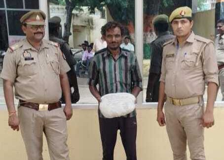 फर्रुखाबाद:नवाबगंज पुलिस ने 1600 ग्राम गांजे के साथ शातिर तस्कर को किया गिरफ्तार।