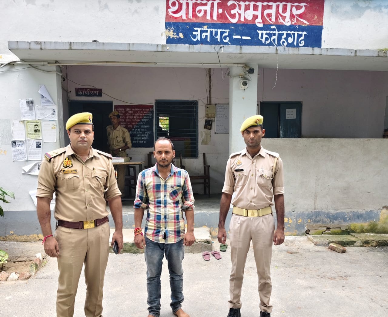 फर्रुखाबाद:अमृतपुर पुलिस ने नाबालिग से छेड़छाड़ करने वाले अभियुक्त को किया गिरफ्तार।